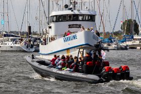 Gerhard_Optische TÃ¤uschung_ 1200PS gegen 30m- Eisbrecher Hafen Fehmarn.jpg